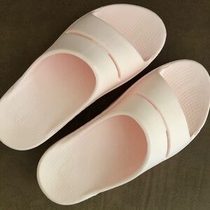 Oofos pink slides size 10 women, 8 men, excellent!